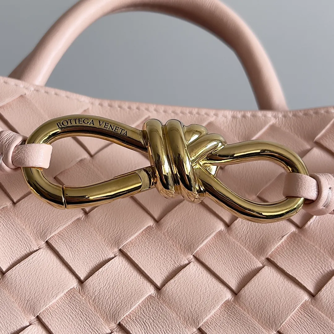 The 2023 new Andiamo batch of 1860 BV has been shipped‼ ️Really popular🔥The new Andiamo woven handbag launched by Bottega Veneta this season is really popular all over the world! ! Celebrities at home and abroad have worn it, and Oscar-winning actress Michelle Yeoh has taken it out on the street. Song Jia, Trai Yara, Yu Feihong, Sanji Ayaka, Rosie Hunting-Whiteley, Yoshioka Riho, etc. have all picked up this bag. It is classic and versatile, showing off its temperament, and the bag capacity is also large, which is very convenient for daily commuting! ! A variety of carrying methods, the shoulder straps can be adjusted by yourself, the original lambskin feels soft and delicate, and the unisex style breaks gender boundaries and brings a more practical and longer-lasting use experience. Andiamo, which has both elegant and casual styles, perfectly interprets the true appearance of "fashionable old money style". Style number: 743568 Size: 25*22*10.5cm
